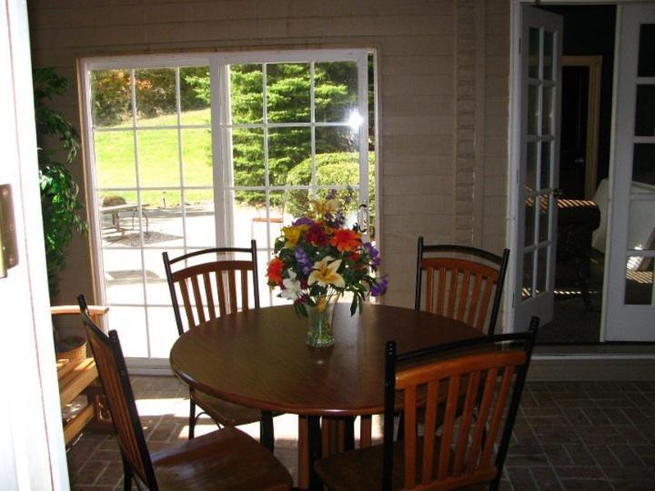 Spruce Hill Inn & Cottages Mansfield Bilik gambar